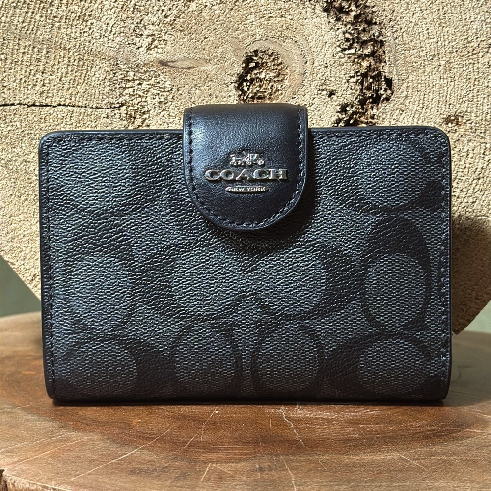 *LIKE NEW* COACH Signature Medium Corner Zip Wallet